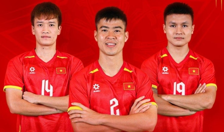 Duy Mạnh đeo băng đội trưởng; Quang Hải, Hoàng Đức đội phó