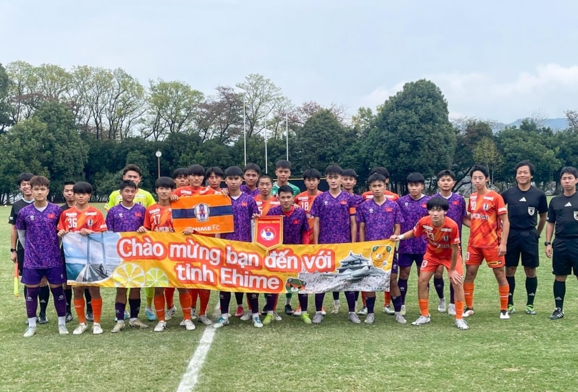 U17 Việt Nam thua 1-2 U18 Ehime, HLV Roland chỉ ra bài học