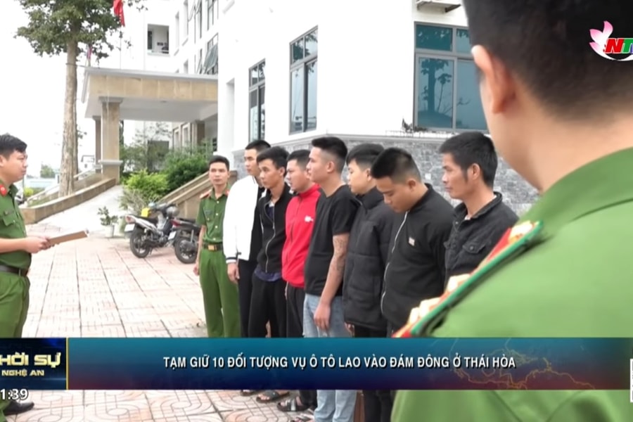 Tạm giữ 10 đối tượng vụ ô tô lao vào đám đông ở Thái Hòa