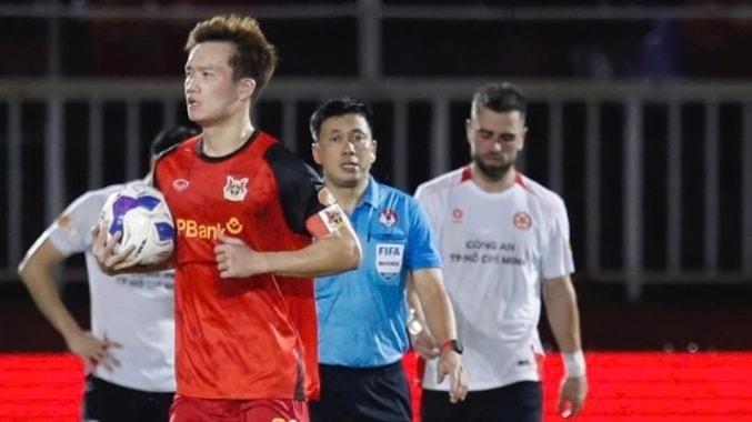 Hoàng Đức dẫn đầu cuộc đua Quả bóng vàng Việt Nam 2025