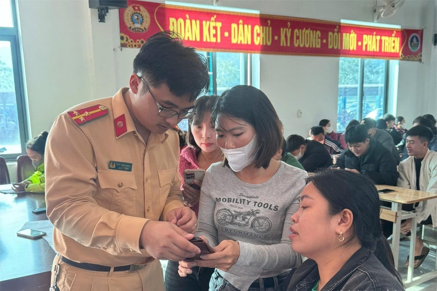 Cài VneTraffic, học viên học lái xe tại Nghệ An nhận giấy phép lái xe điện tử chỉ sau 2 giờ