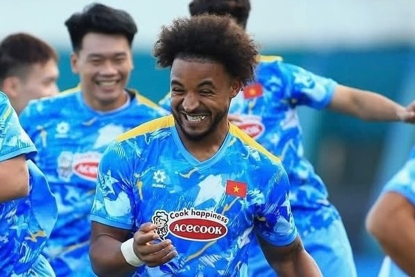 Huấn luyện viên Kim gọi Nguyễn Xuân Son chỉ để… dự bị?; Dàn sao châu Âu giúp Nhật Bản hạ Ghana