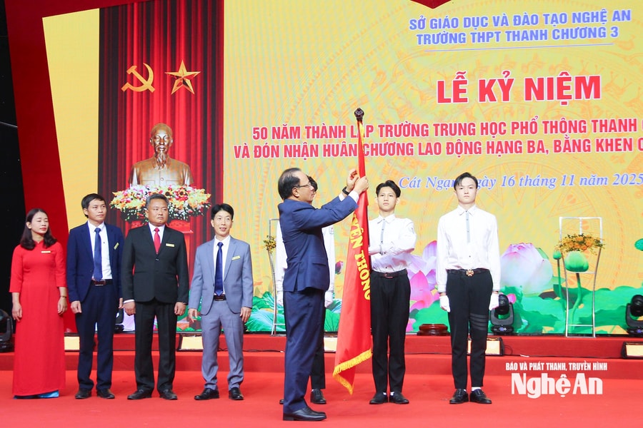 Trường THPT Thanh Chương 3 kỷ niệm 50 năm thành lập và đón nhận Huân chương Lao động hạng Ba