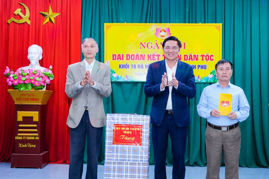 Phó Bí thư Thường trực Tỉnh ủy Hoàng Nghĩa Hiếu chung vui Ngày hội Đại đoàn kết tại phường Vinh Phú