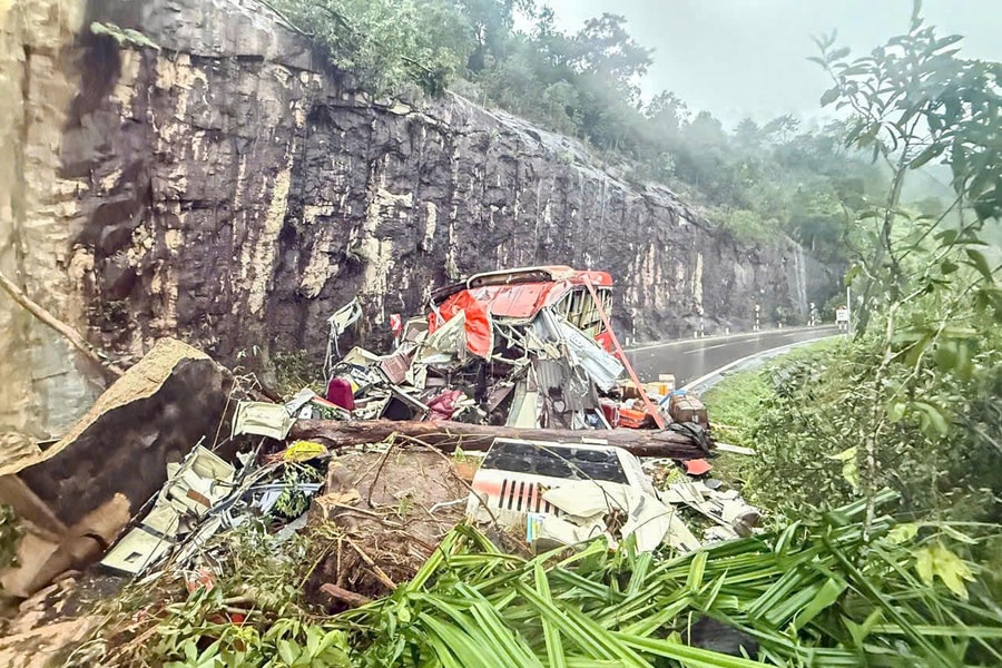 Tai nạn trên đèo Khánh Lê giữa mưa lớn: Xe khách bị đất đá vùi lấp, nhiều người thương vong