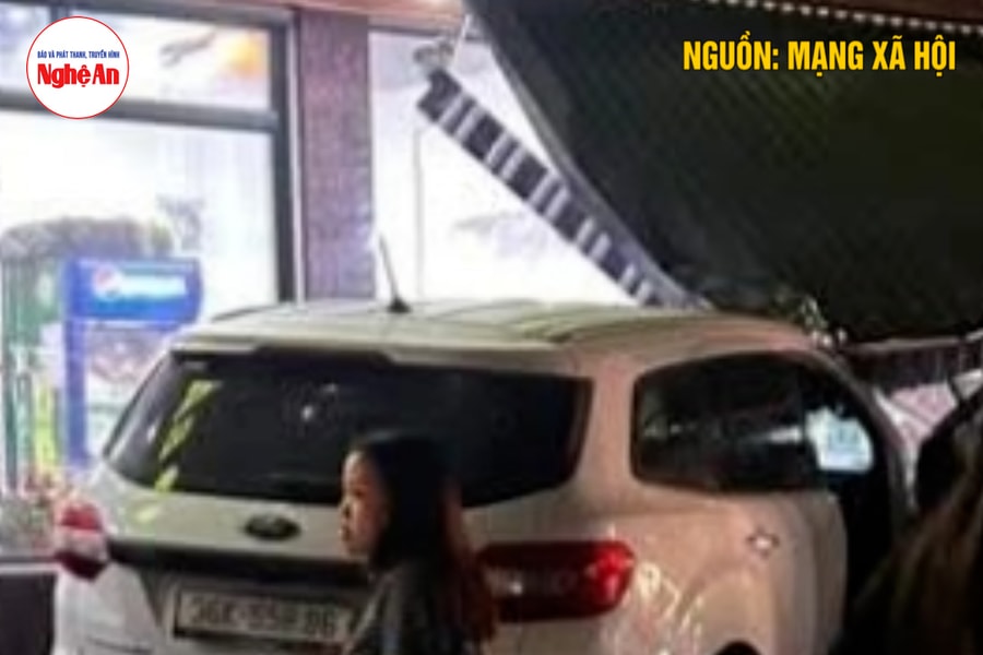 Ô tô 7 chỗ lao vào quán bánh xèo rồi tiếp tục rồ ga bỏ chạy