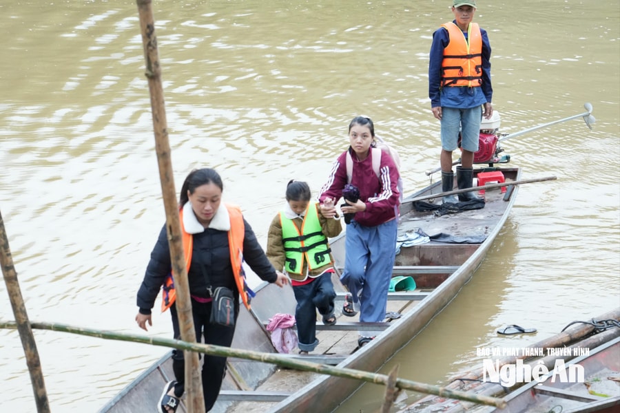 Gian nan đường đến trường của học sinh vùng khó Nghệ An