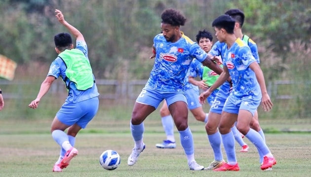 HLV Kim Sang Sik bất ngờ để Xuân Son dự bị trước Lào