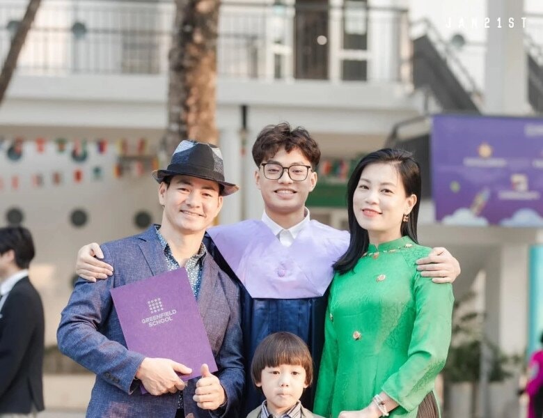 Vợ chồng NSND Xuân Bắc gây chú ý với phong cách sang trọng