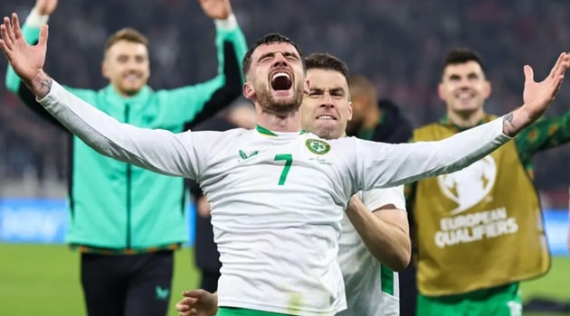 Parrott lập hat-trick, Ireland vào play-off tại Budapest