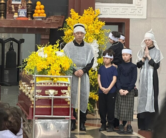 Tuấn Hưng nén đau thương trong lễ tang mẹ tại Hà Nội