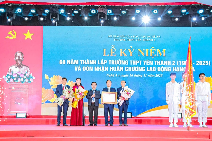 Trường THPT Yên Thành 2 kỷ niệm 60 năm thành lập, đón nhận Huân chương Lao động hạng Ba