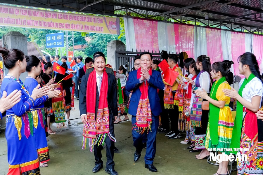 Bí thư Tỉnh ủy Nguyễn Khắc Thận chung vui ngày hội Đại đoàn kết với nhân dân bản Cành Khỉn, xã Yên Hòa