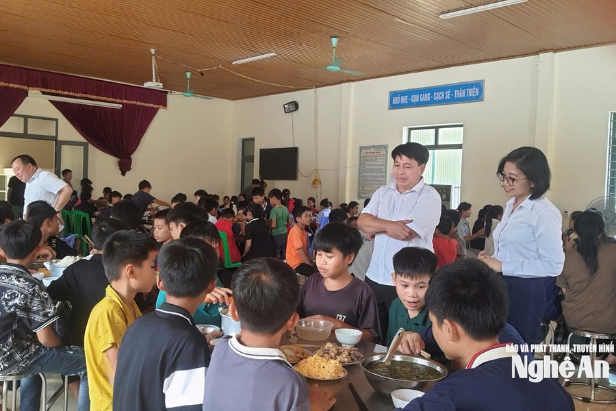 Ở nơi "trường là nhà, thầy cô như mẹ cha"