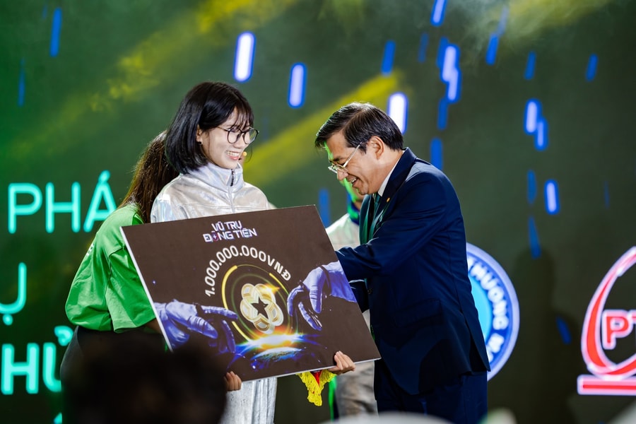 Phạm Thị Mai Hương: Nữ sinh trái ngành giành 1 tỷ đồng