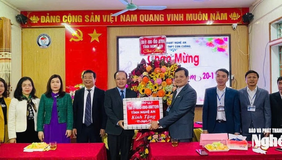Phó Chủ tịch Thường trực HĐND tỉnh chúc mừng Trường THPT Con Cuông nhân Ngày Nhà giáo Việt Nam