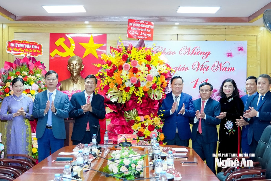 Bí thư Tỉnh uỷ Nghệ An Nguyễn Khắc Thận chúc mừng Sở Giáo dục và Đào tạo nhân kỷ niệm Ngày Nhà giáo Việt Nam