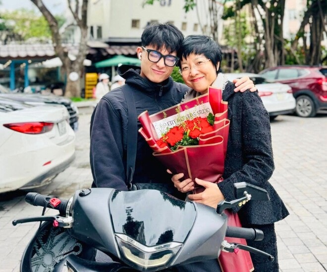 MC Thảo Vân nhận quà 20/11 ấm áp từ con trai 20 tuổi