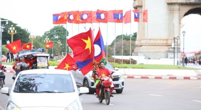 CĐV Việt Nam phủ đỏ sân Lào trước giờ tái đấu tối 19.11