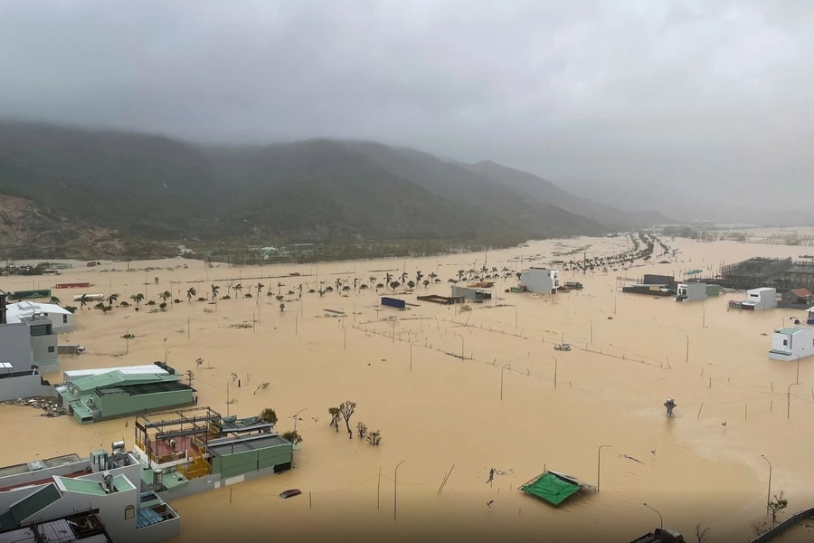 Mưa lũ miền Trung khiến 15 người chết và mất tích