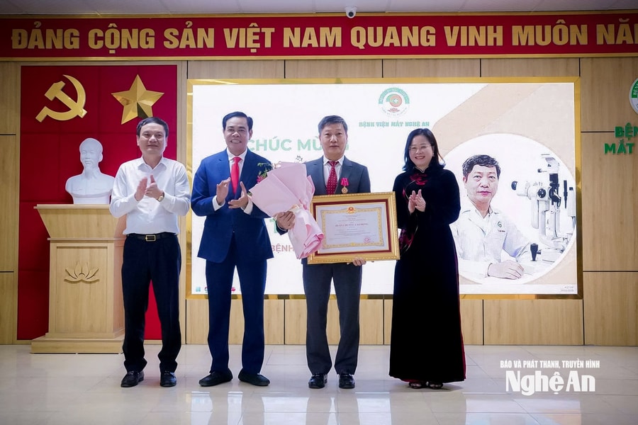 Chủ tịch Ủy ban nhân dân tỉnh Võ Trọng Hải tặng hoa chúc mừng tân Phó Giáo sư thuộc ngành Y tế Nghệ An
