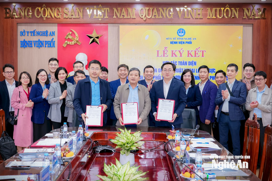 Bệnh viện Phổi Trung ương và Bệnh viện Phổi Nghệ An ký kết hợp tác toàn diện, chuyển giao kỹ thuật ngoại lồng ngực