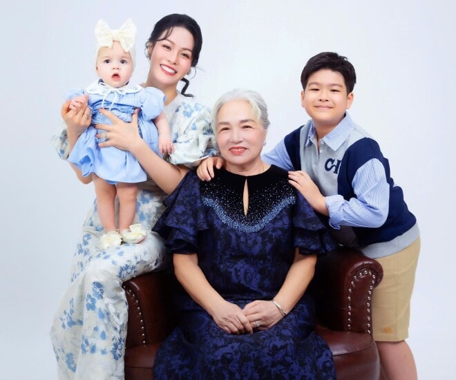 Nhật Kim Anh hạnh phúc bên hai con Bửu Long và Julia