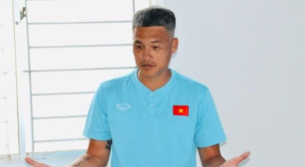 Lê Công Vinh lộ diện tóc bạc, theo học chứng chỉ HLV