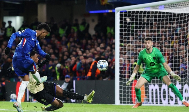 Chelsea 3-0 Barcelona: Estevao rực sáng, Araujo thẻ đỏ