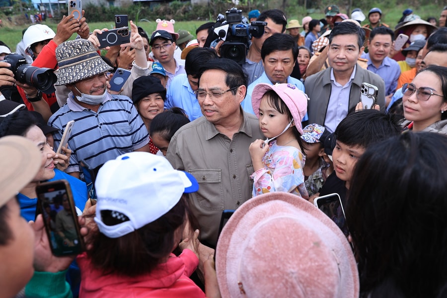 Thủ tướng thăm, động viên người dân tại ‘rốn lũ’ Hòa Thịnh, tỉnh Đắk Lắk