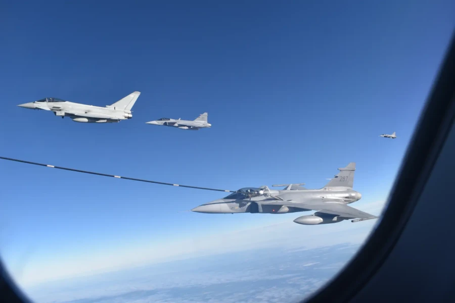Voyager của RAF tiếp nhiên liệu cho NATO gần Kaliningrad
