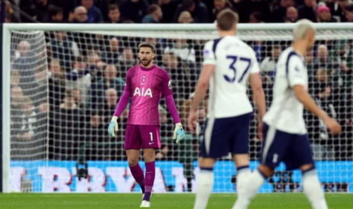 Tottenham thua Fulham 1-2: sụp đổ trong 6 phút đầu