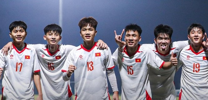 U17 Việt Nam thắng U17 Macau 4-0, vững ngôi đầu bảng
