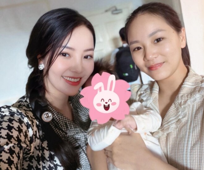 Á hậu Thụy Vân thuê y sĩ chăm sóc con gái mới sinh