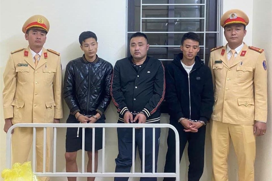 CSGT Nghệ An bắt quả tang 3 đối tượng tàng trữ ma túy trên taxi lúc rạng sáng