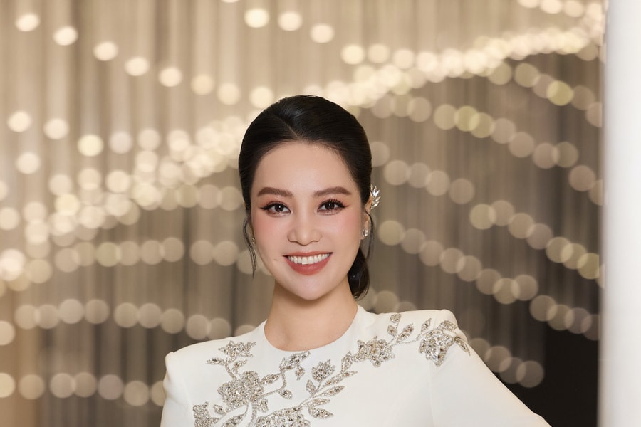 MC Thụy Vân tái xuất rạng rỡ tại VinFuture sau 3 tháng sinh