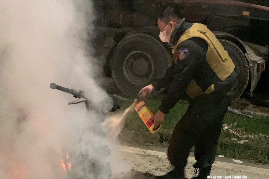 Kịp thời dập lửa xe máy bị đốt, CSCĐ Nghệ An chặn đứng nguy cơ cháy lan