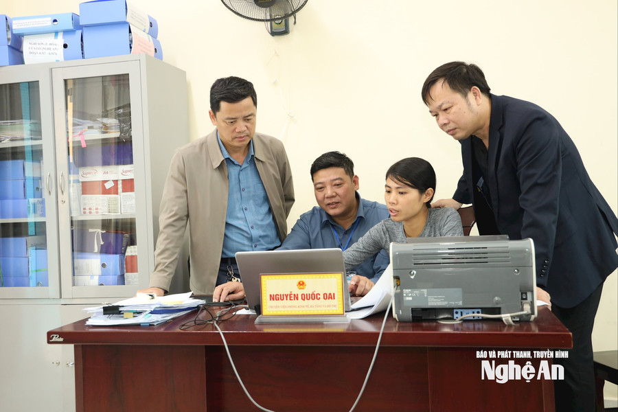 Cán bộ xã, phường nỗ lực hoàn thành nhiệm vụ
