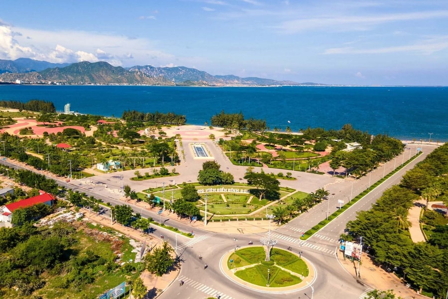 Công viên biển Bình Sơn: dạo bộ, tắm biển, check-in