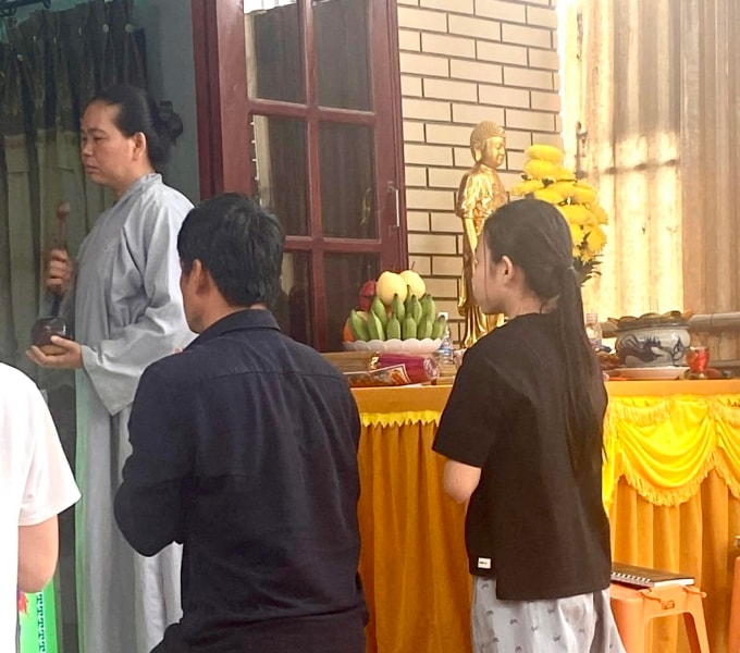 Con gái 12 tuổi của nghệ sĩ Thương Tín về chịu tang cha