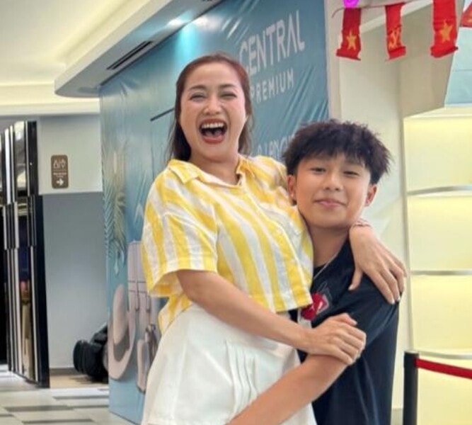 Con trai Ốc Thanh Vân: 14 tuổi cao lớn, ngại ngùng khi mẹ hôn