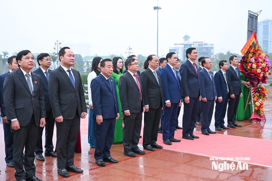 Đoàn đại biểu HĐND tỉnh Nghệ An dâng hoa tưởng niệm Chủ tịch Hồ Chí Minh