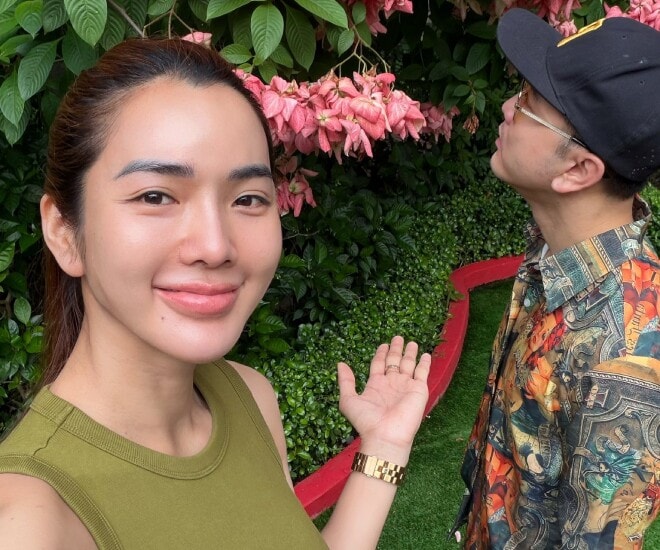 Vợ Ưng Hoàng Phúc 'ghen nhẹ' vì chồng chỉ hôn con