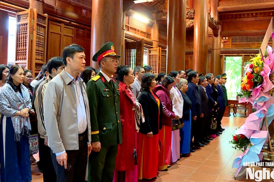 Đoàn đại biểu dự Giao lưu điển hình miền Trung - Tây Nguyên dâng hương tại Khu Di tích Kim Liên