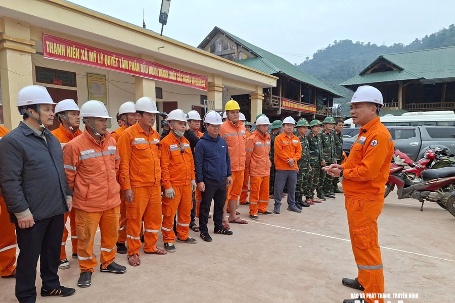 Điện đã về trên các bản làng 'vùng lõm' miền Tây Nghệ An