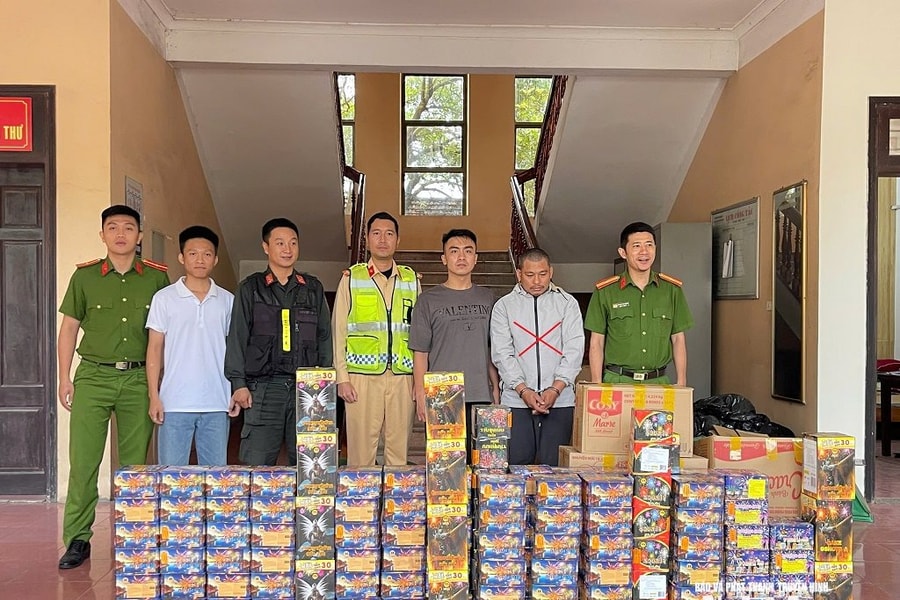 Bắt giữ đối tượng vận chuyển hơn 300kg pháo nổ
