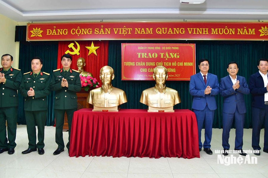 Quân ủy Trung ương, Bộ Quốc phòng trao tặng tượng chân dung Chủ tịch Hồ Chí Minh cho các xã, phường