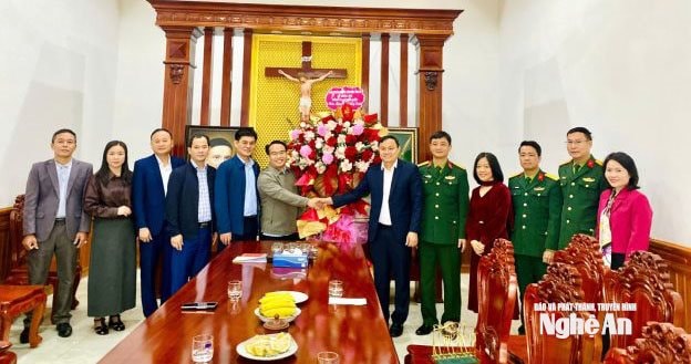 Ban Tuyên giáo và Dân vận Tỉnh ủy thăm, chúc mừng đồng bào công giáo và Lữ đoàn Phòng không 283