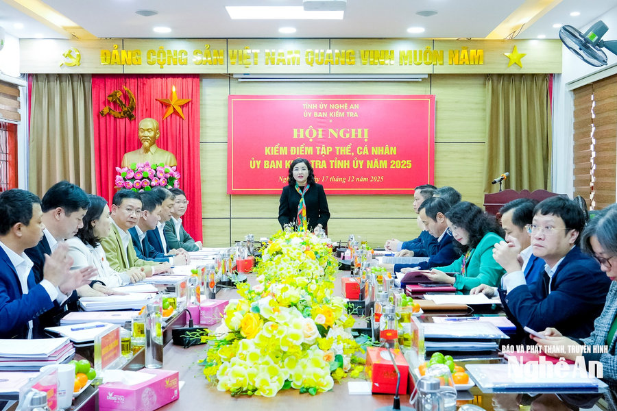 Bí thư Tỉnh ủy Nguyễn Khắc Thận dự, chỉ đạo kiểm điểm tập thể lãnh đạo Ủy ban Kiểm tra Tỉnh ủy