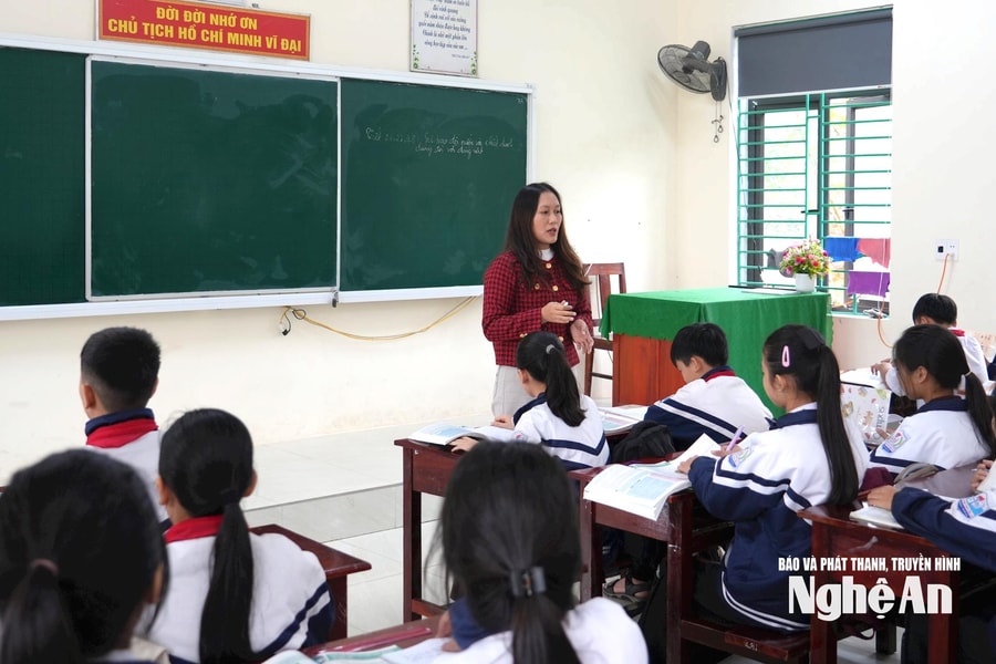 Giáo viên hợp đồng huyện (cũ): “Đi” không được, “ở” không xong